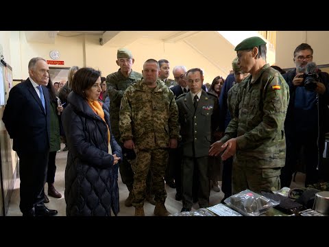 Robles supervisa la formación de ucranianos en Academia de Infantería de Toledo