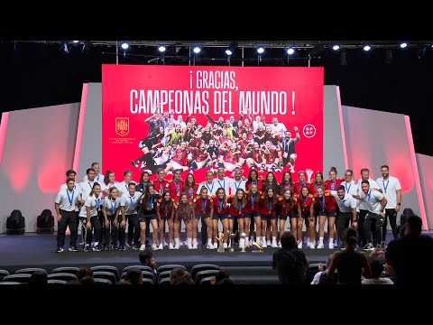 La selección Sub-20 recibe el homenaje del fútbol español tras un verano inolvidable