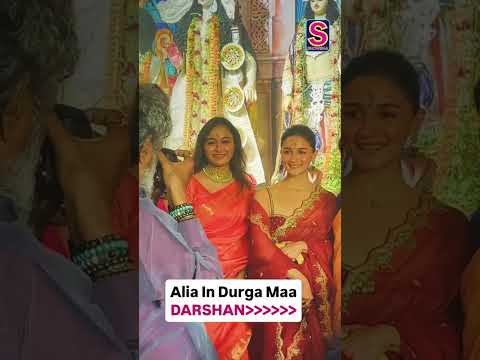 Alia Bhatt Shines In Red Saree At Kajol’s Durga Puja Pandal | Bollywood Durga Pooja | N18S