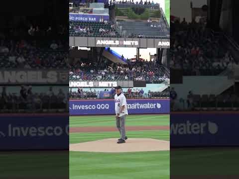 Shooter McGavin throws out the first pitch! ⛳️