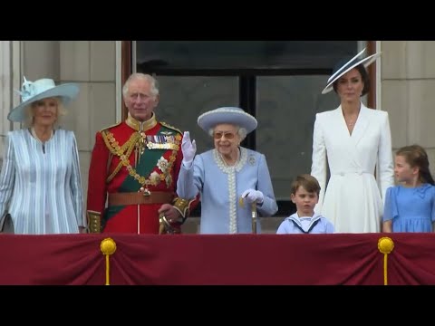 La reina Isabel II reaparece ante miles de personas en su Jubileo de Platino
