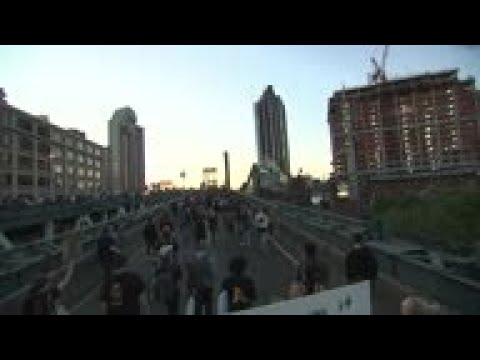 NY protesters take bridge, ask police to take knee