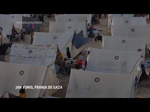 Palestinos desplazados buscan refugio en Jan Yunis después de que Israel advirtiera a los residentes