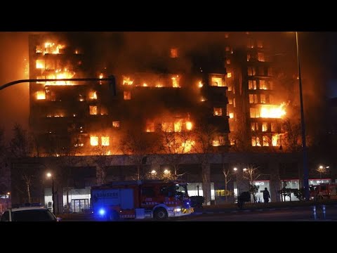 Un enorme incendio engulle dos bloques de viviendas en Valencia y deja al menos 13 heridos
