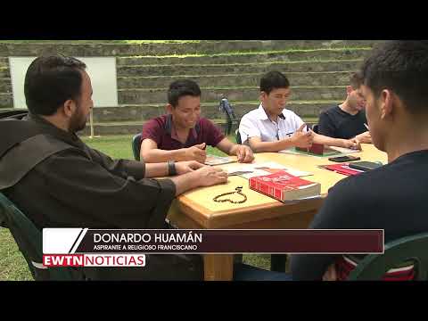 Jóvenes entran al convento de frailes franciscanos