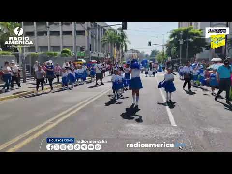 Alumnos del CEB José Trinidad Cabañas desfilan en San Pedro Sula