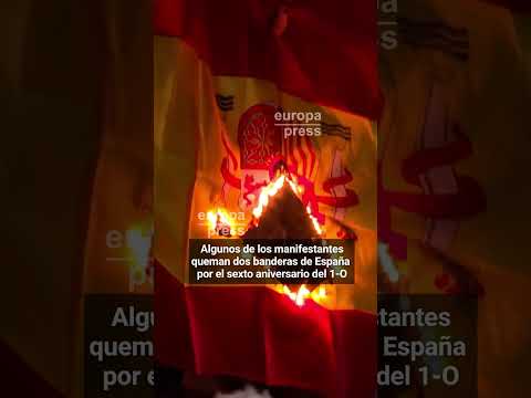 Algunos de los manifestantes queman dos banderas de España por el sexto aniversario del 1-O