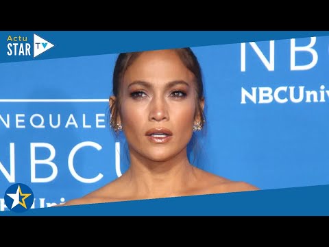 Jennifer Lopez sublime en robe de mariée pour les American Music Awards