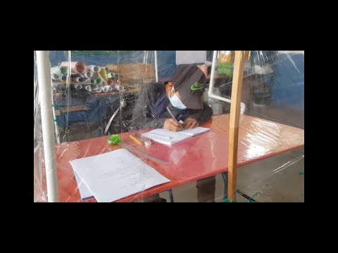 Alumnos  ven clases dentro de burbujas de aislamiento en escuela de Sololá