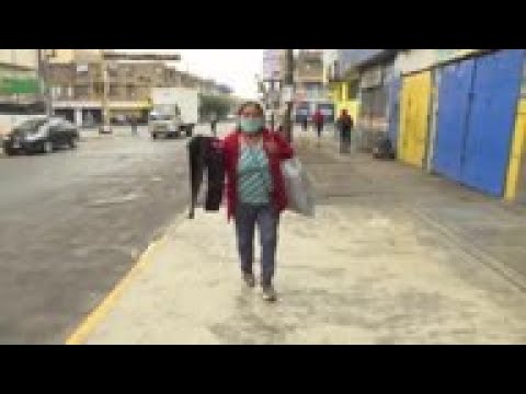 Dilema de peruana: salir a vender o morir de hambre en casa