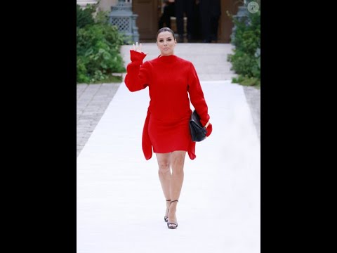 Eva Longoria sublime en rouge au défilé Victoria Beckham face à Pamela Anderson sans maquillage