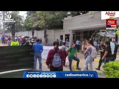 Pobladores de Colón protestan frente a casa presidencial / Radio América