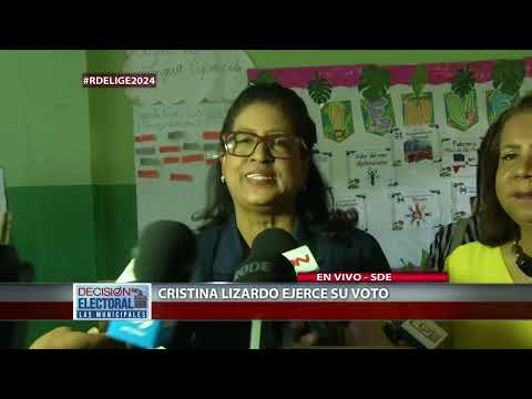 Cristina  Lizardo ejerce su derecho al voto