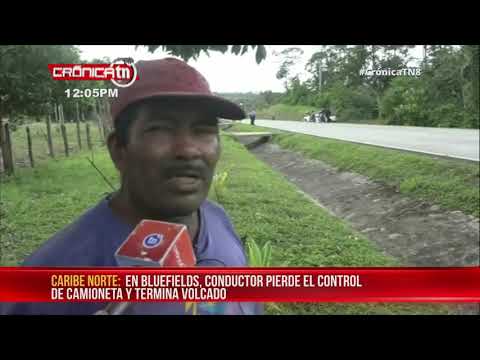 Bluefields: Camioneta termina volcada tras accidente de tránsito - Nicaragua