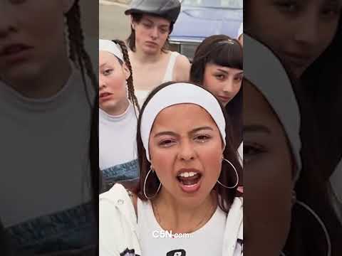 ¿LA DOBLE DE EMILIA? UNA FAN RECREÓ EL VIDEOCLIP DE JAGGER