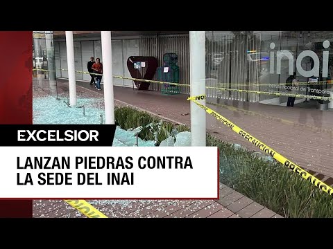 Destrozan los vidrios de la fachada del INAI