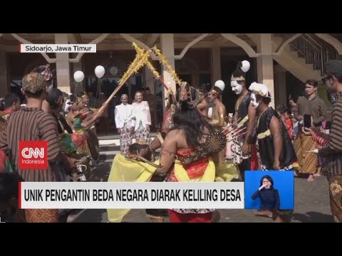 Unik Pengantin Beda Negara di Arak Keliling Desa