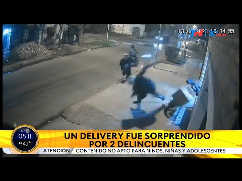 GONZÁLEZ CATÁN I  Un delivery saltó de su moto en medio de un robo con motochorros