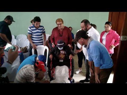 Pacientes caraceños con problemas físicos reciben sillas de rueda
