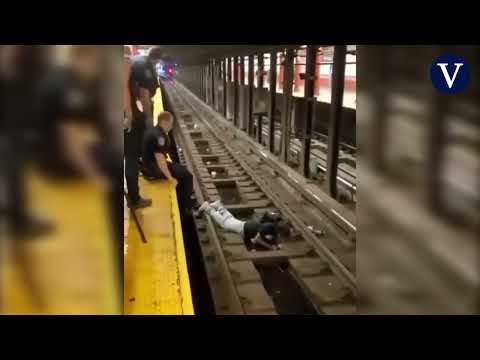 Dramático rescate de un hombre que cae desmayado en las vías del metro de Nueva York