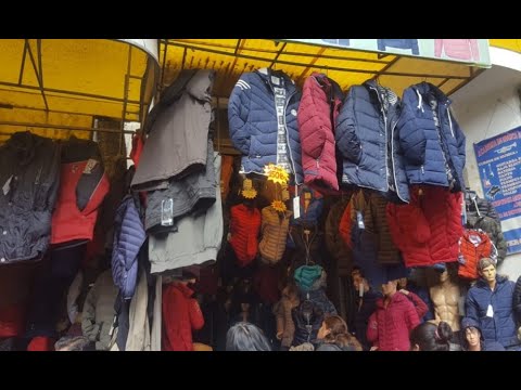 Venta de ropa abrigada en las calles de La Paz