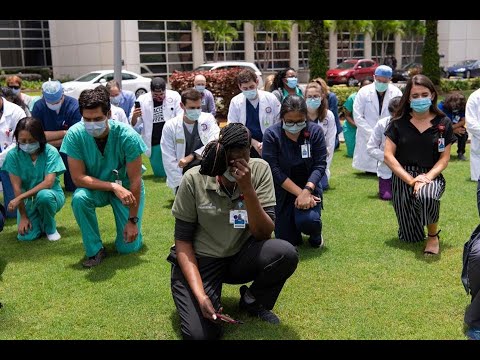 Doctores y Enfermeras en EEUU dan Minutos de Silencion en honor a George Floyd contra el Racismo