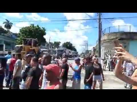 #breakingnews #Segundo día de #protestas en #Cuba, bloqueo de #calles, #Viva #Cuba $¿#Libre