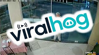 عامل مطعم يهشم بابه الزجاجي عند محاولة فتحه