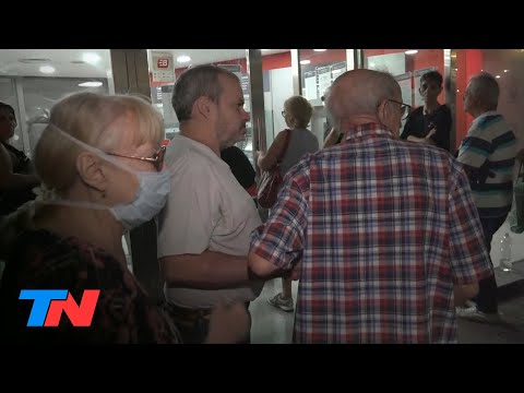 Cuarentena| Desgarrador: jubilados que hicieron horas de cola para sacar plata de los cajeros