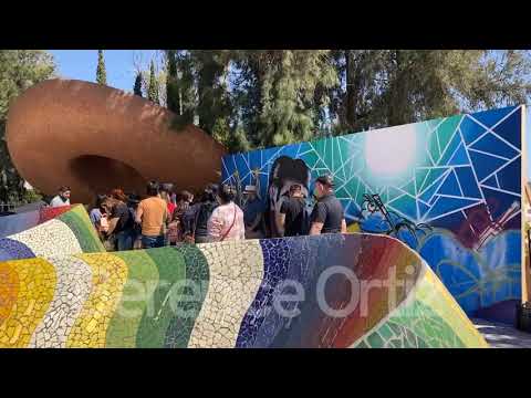 Germán Lizárraga visita la tumba de José Alfredo Jiménez en Dolores Hidalgo, Guanajuato.