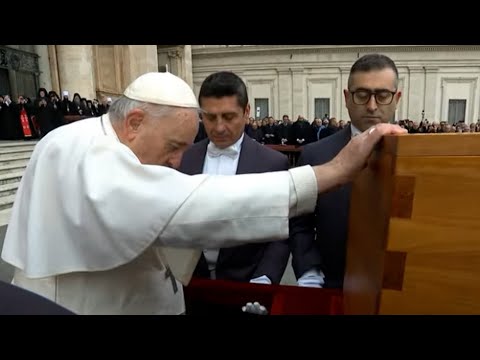 Último adiós a Benedicto XVI, sus restos ya descansan en las grutas vaticanas