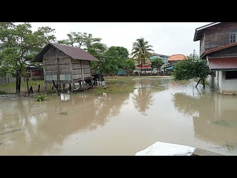 ฝนตกหนักน้ำถ้วมเรือนสาวจื้นเเล