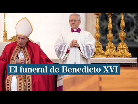 El papa Francisco oficia el funeral de Benedicto XVI