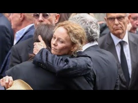 Vanessa Paradis s'effondre dans les bras de Charlotte Gainsbourg aux obsèques de Jane Birkin