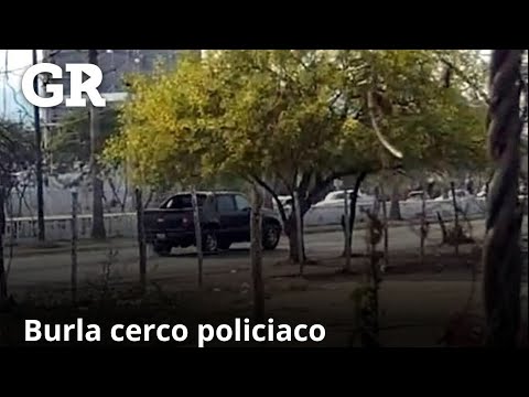 Burla cerco policiaco, y lo persiguen a balazos