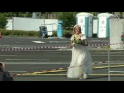 Alemanes se casan en autocinemas