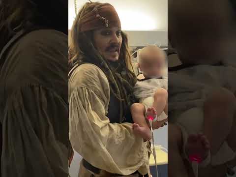 Johnny Depp sorprende a los niños del Hospital Donostia vestido de Jack Sparrow