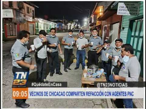 Vecinos de Chicacao comparten refacción con agentes de la PNC