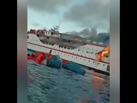 Rescatan a pasajeros de ferry en llamas en Indonesia