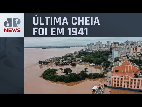 Rio Guaíba transborda e inunda Centro de Porto Alegre