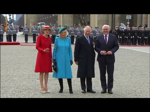 God save the King entonné porte de Brandebourg à Berlin pour la visite de Charles III