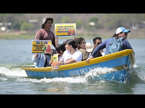 No a la minería: Activistas navegan lago fronterizo en protesta a mina guatemalteca | AFP