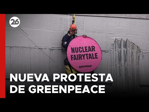 Un activista de Greenpeace protesta colgado del edificio de la Cumbre de la Energía Nuclear