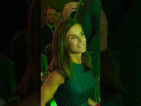 La reina Letizia apuesta por el vaquero en la entrega de los Premios Retina eco