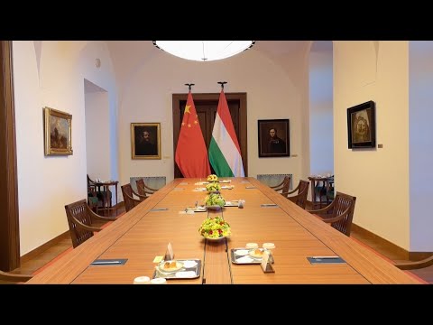 Xi Jinping sostiene una reunión breve con el primer ministro húngaro Viktor Orbán