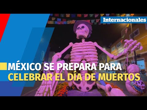 Instalan calaveras gigantes en Puebla previo al Día de Muertos
