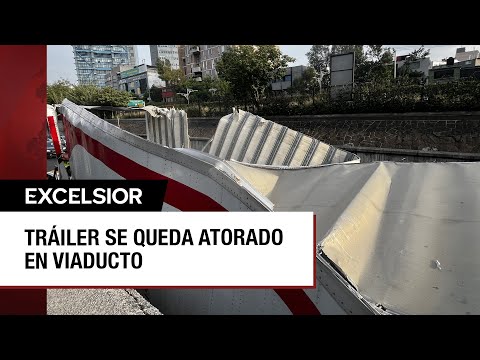 Caos en el Viaducto por tráiler atorado en el bajo puente