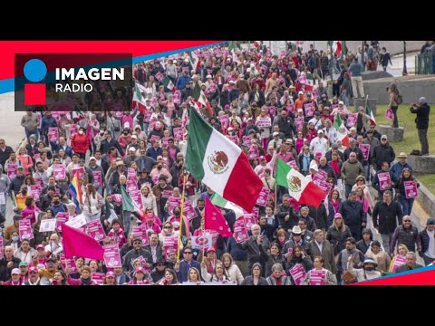 Concentración de la Marea Rosa ante el plantón de la CNTE en el Zócalo