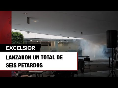 Normalistas de Ayotzinapa lanzan petardos al Senado