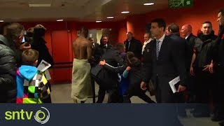 فيديو طريف : اثناء اللقاء الصحفي مع نيمار و بوفون .. بالوتيلي يخرج من الحمام بالفوطة